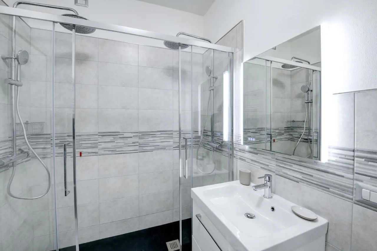 Virgo Suite Apartment Дезенцано-дель-Гарда
