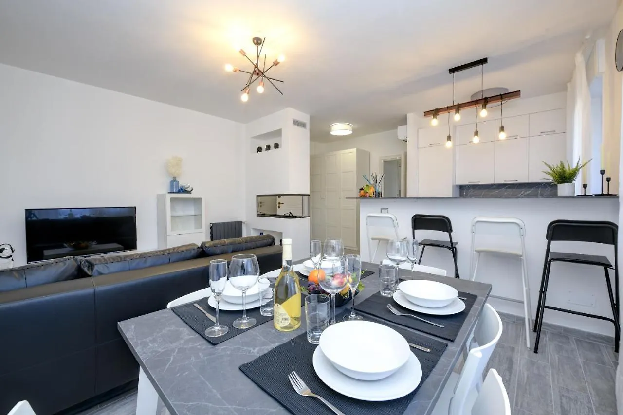 Virgo Suite Apartment Дезенцано-дель-Гарда