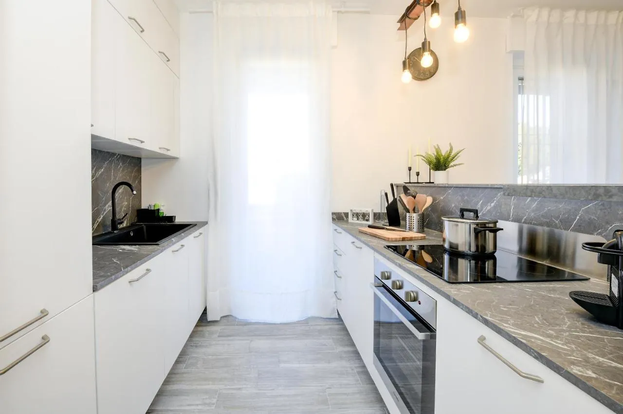 Virgo Suite Apartment Дезенцано-дель-Гарда