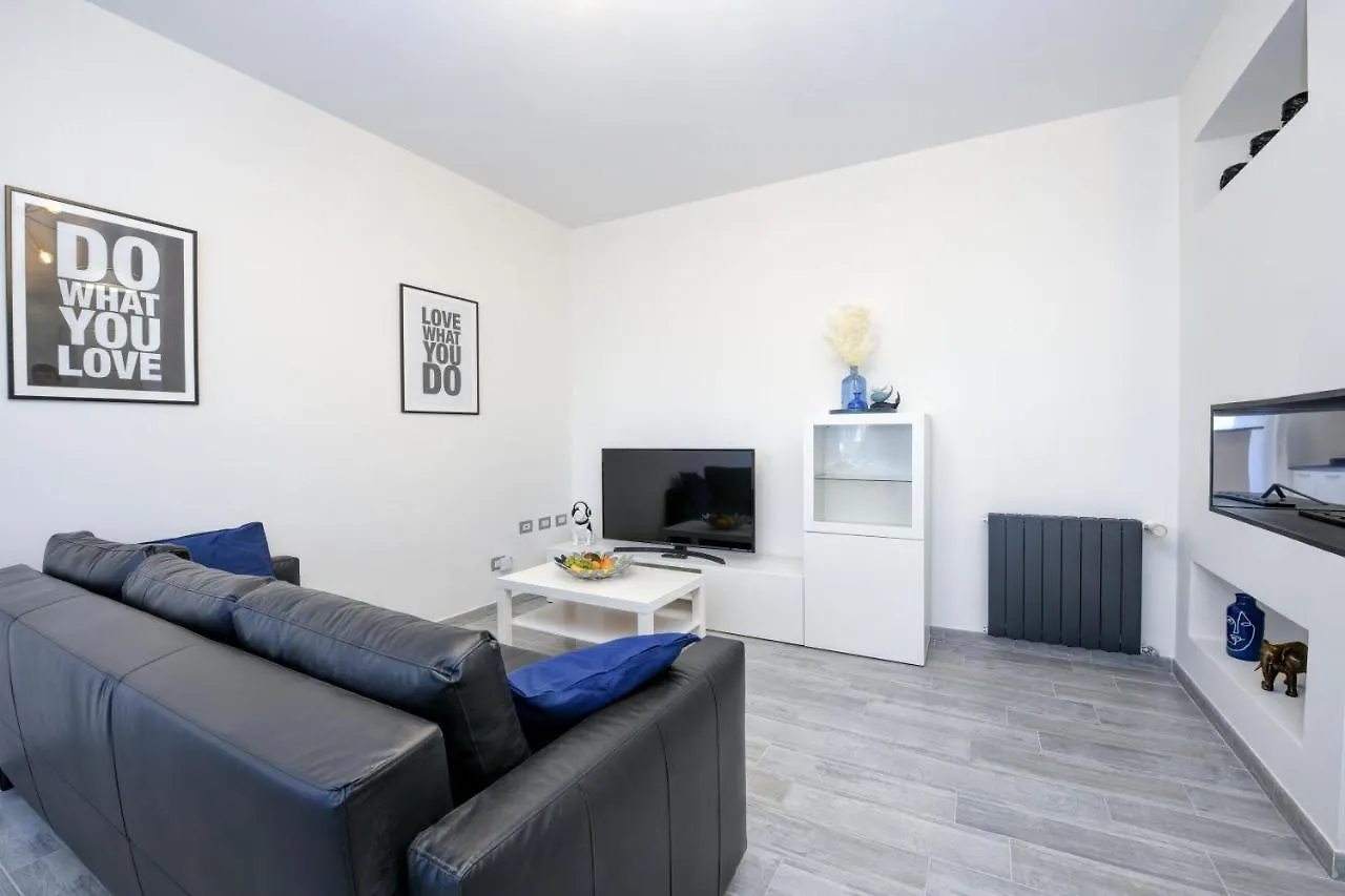 Virgo Suite Apartment Дезенцано-дель-Гарда