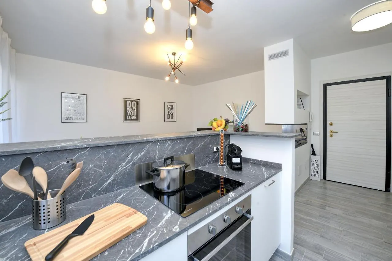 Virgo Suite Apartment Дезенцано-дель-Гарда