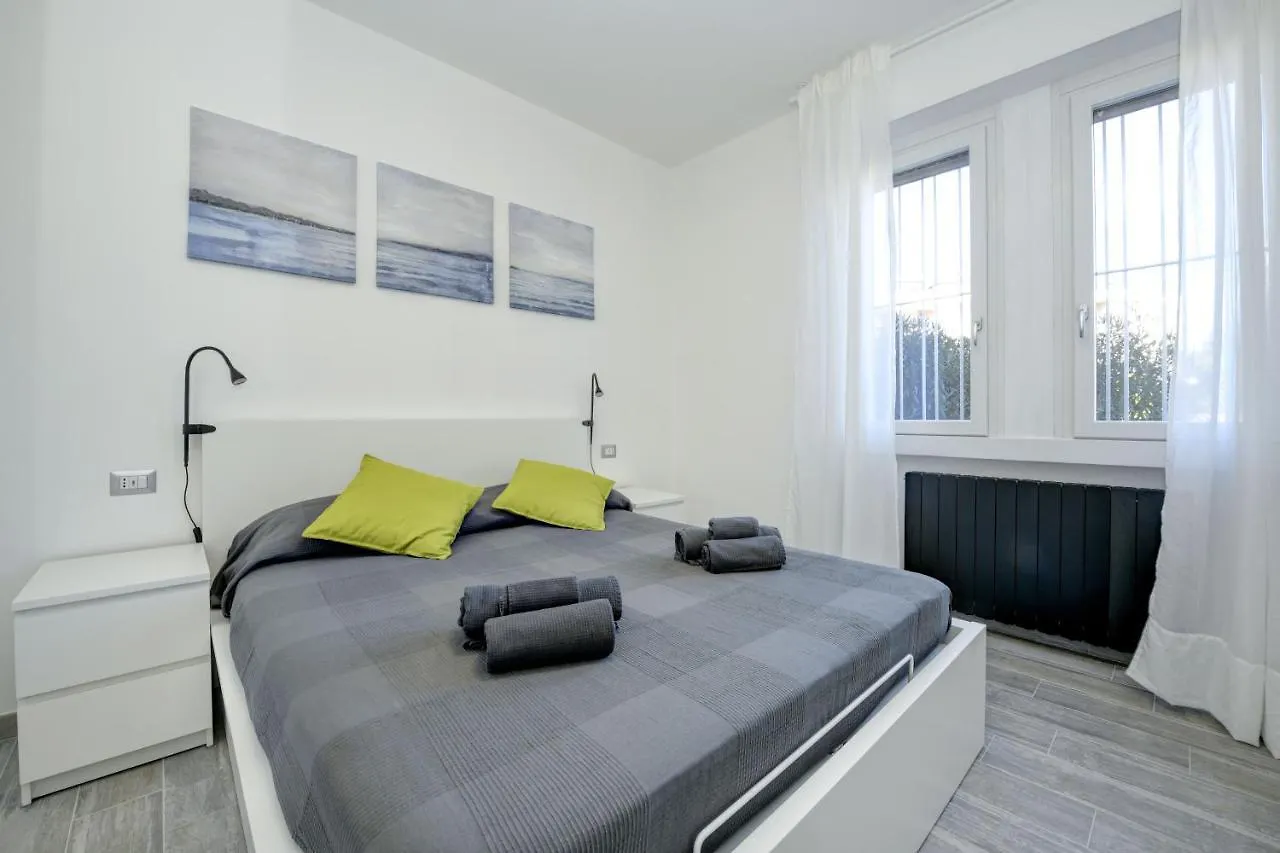 Virgo Suite Apartment Дезенцано-дель-Гарда