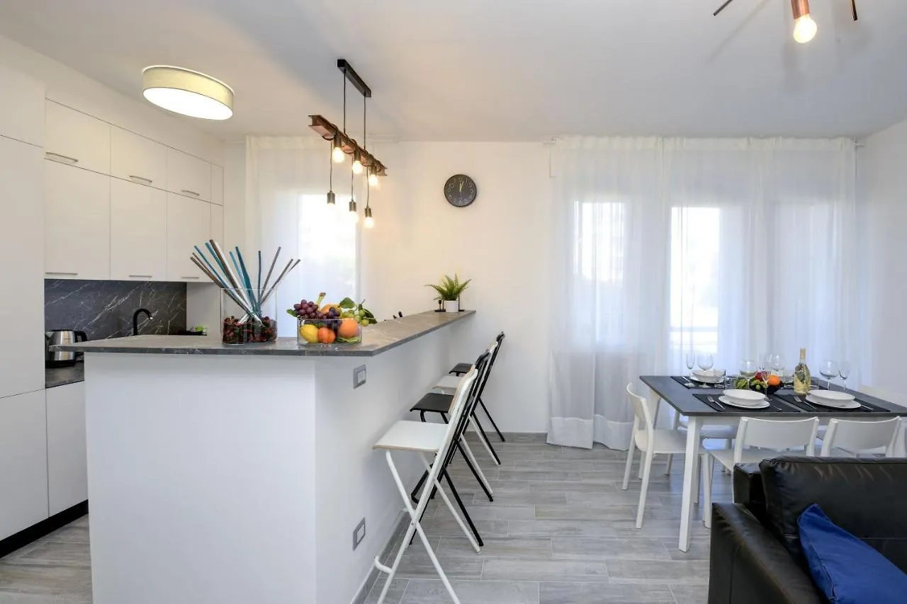 Virgo Suite Apartment Дезенцано-дель-Гарда Италия